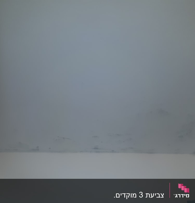 תקרה עם כתמי צבע כהים ופגמים